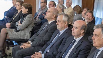 Manuel Chaves y Jos&eacute; Antonio Gri&ntilde;&aacute;n, en el centro, durante el juicio de los ERE.