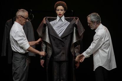 Los diseñadores de Viktor&Rolf ajustan la chaqueta de una de las modelos del desfile de la colección de alta costura otoño/invierno 2023 de Viktor and Rolf, el 6 de julio de 2022 en París.