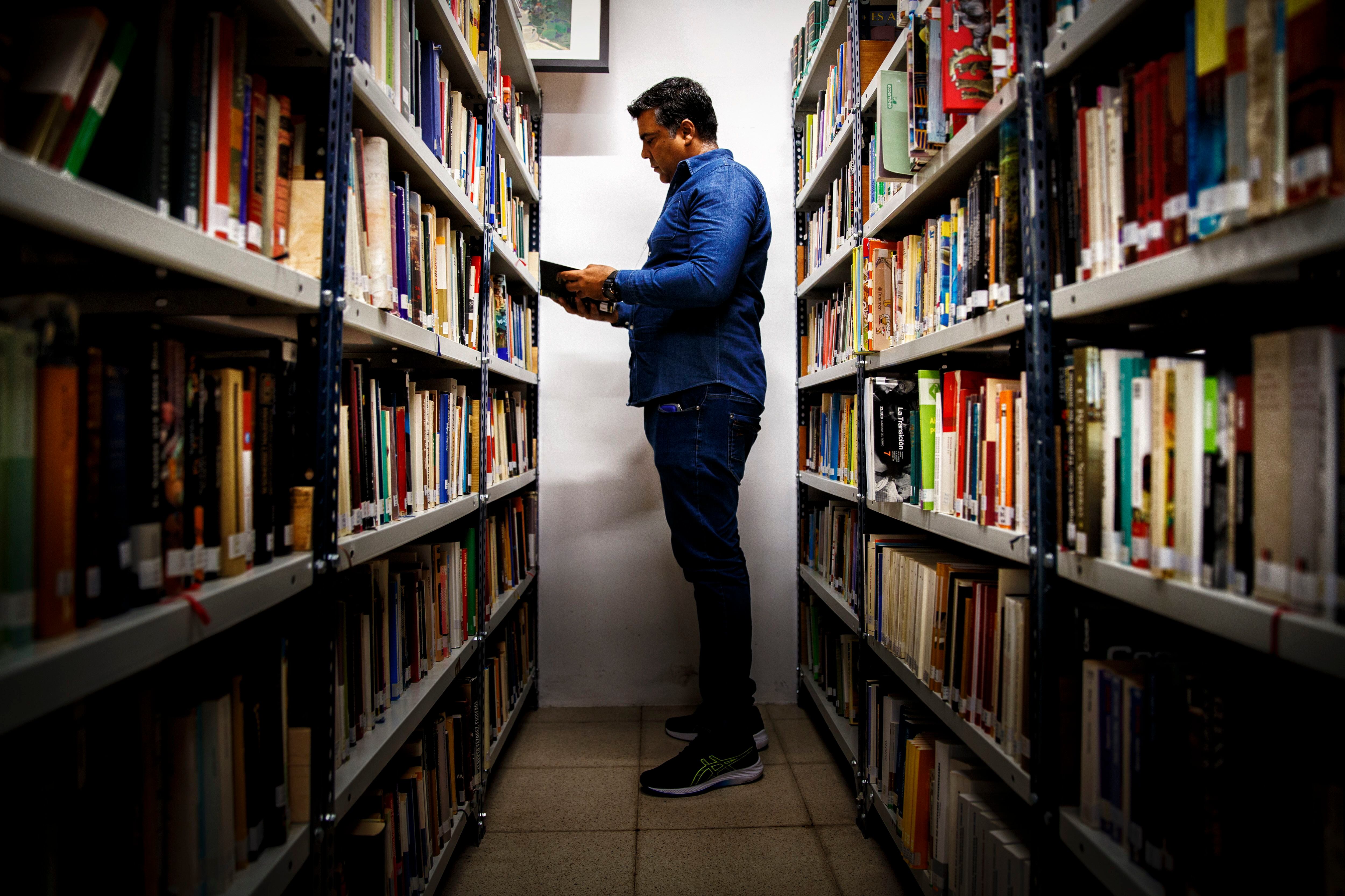 Mario consulta un libro en la biblioteca de la prisión de Estremera (Madrid)