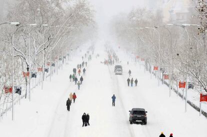 Una espesa capa de nieve cubre el Paseo de la Castellana en Madrid, este sábado.