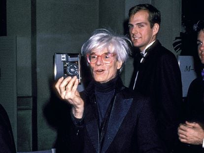 Andy Warhol y Jed Johnson retratados en el Metropolitan de Nueva york en 1985.