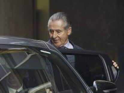  El expresidente de Caja Madrid Miguel Blesa entra en un coche a su salida de la Audiencia Nacional