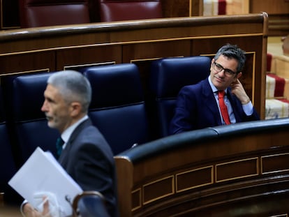 El ministro de Presidencia, Félix Bolaños (a la derecha) tras su intervención en el debate de este jueves en el Congreso sobre las enmiendas a la totalidad del proyecto de ley de modificación de la ley de Seguridad Nacional. A la izquierda, el ministro del Interior, Fernando Grande-Marlaska.