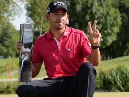 Pablo Larrazábal posa con el trofeo del BMW International Open golf, en Múnich.