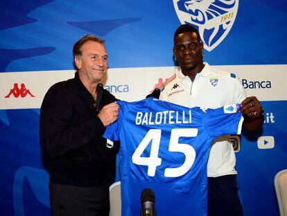 Mario Balotelli, con el presidente del Brescia, Massimo Cellino, el pasado agosto, el día de su presentación.