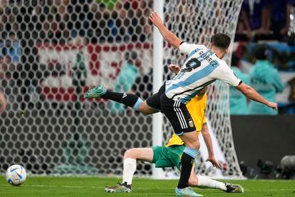 Julián Álvarez shoots in the play that has led to Argentina's second goal. 
