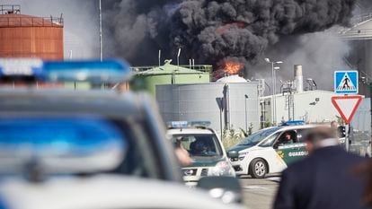 Vehículos de la Guardia Civil resguardan una planta de biodiesel que explotó en Calahorra, La Rioja, en mayo de 2022.