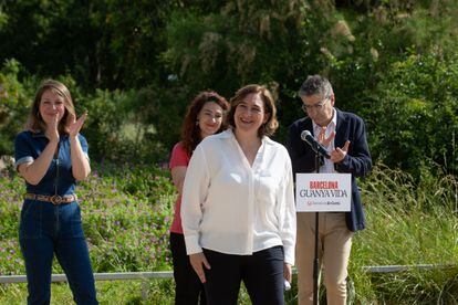 Ada Colau, este jueves, tras anunciar que optará a un tercer mandato, en los jardines del Doctor Pla i Armengol de Barcelona.