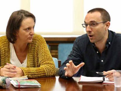 Carolina Bescansa y Luis Alegre, en la Facultad de Filosof&iacute;a de la Universidad Complutense.