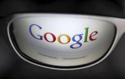 El logo de Google, reflejado en unas gafas. 