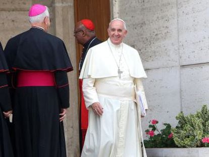 El Papa abandona una de las sesiones del S&iacute;nodo sobre la Familia.