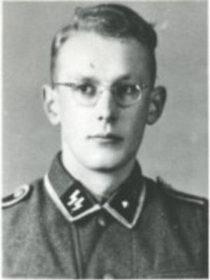 Oskar Gröning, en su juventud con uniforme de las SS.
