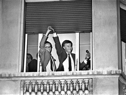 Alfonso Guerra levanta la mano de Felipe González, asomados ambos a una ventana del hotel Palace de Madrid, celebrando la histórica victoria del PSOE en 1982.