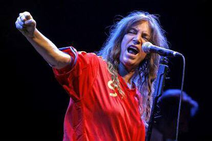 Patti Smith, en su concierto de Madrid luciendo una camiseta de Fernando Torres.