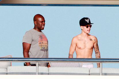 Ataviado con gorra y gafas oscuras, Justin Bieber luce tatuajes mientras navega por la isla de Ibiza.