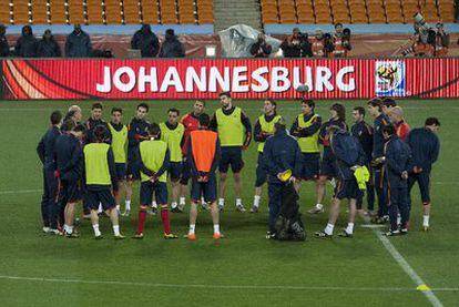 Los jugadores atienden a las instrucciones de Del Bosque  en el entrenamiento de la selección en el Soccer City.