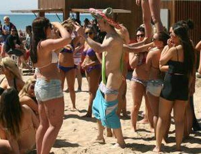 Un grupo de jóvenes ingleses, de los 9.500 universitarios británicos que durante unas semanas acuden al llamado festival Saloufest ávidos de diversión desenfrenada por poco más de 200 euros, se divierten en la playa de Levante de Salou.