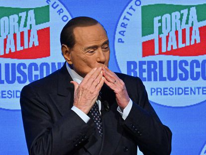 Silvio Berlusconi, en el cierre de campaña de su partido, Forza Italia, en el teatro Manzoni de Milán, el 23 de septiembre.