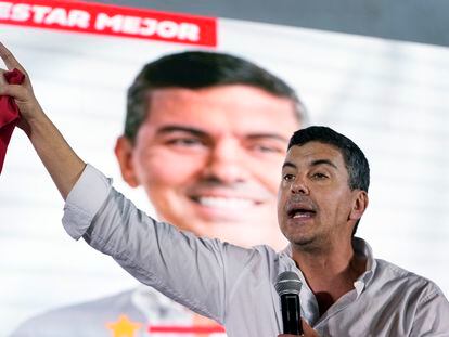 El candidato presidencial por el Partido Colorado, Santiago Peña, habla durante un mitin de campaña en Villa Elisa, Paraguay, el 26 de abril de 2023.