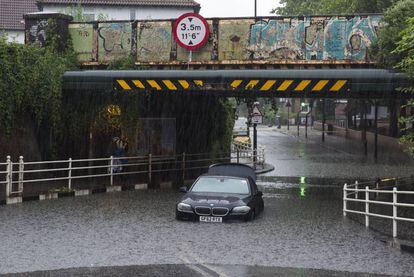 Un coche permanece inmovilizado bajo un puente de la zona londinense de Battersea.