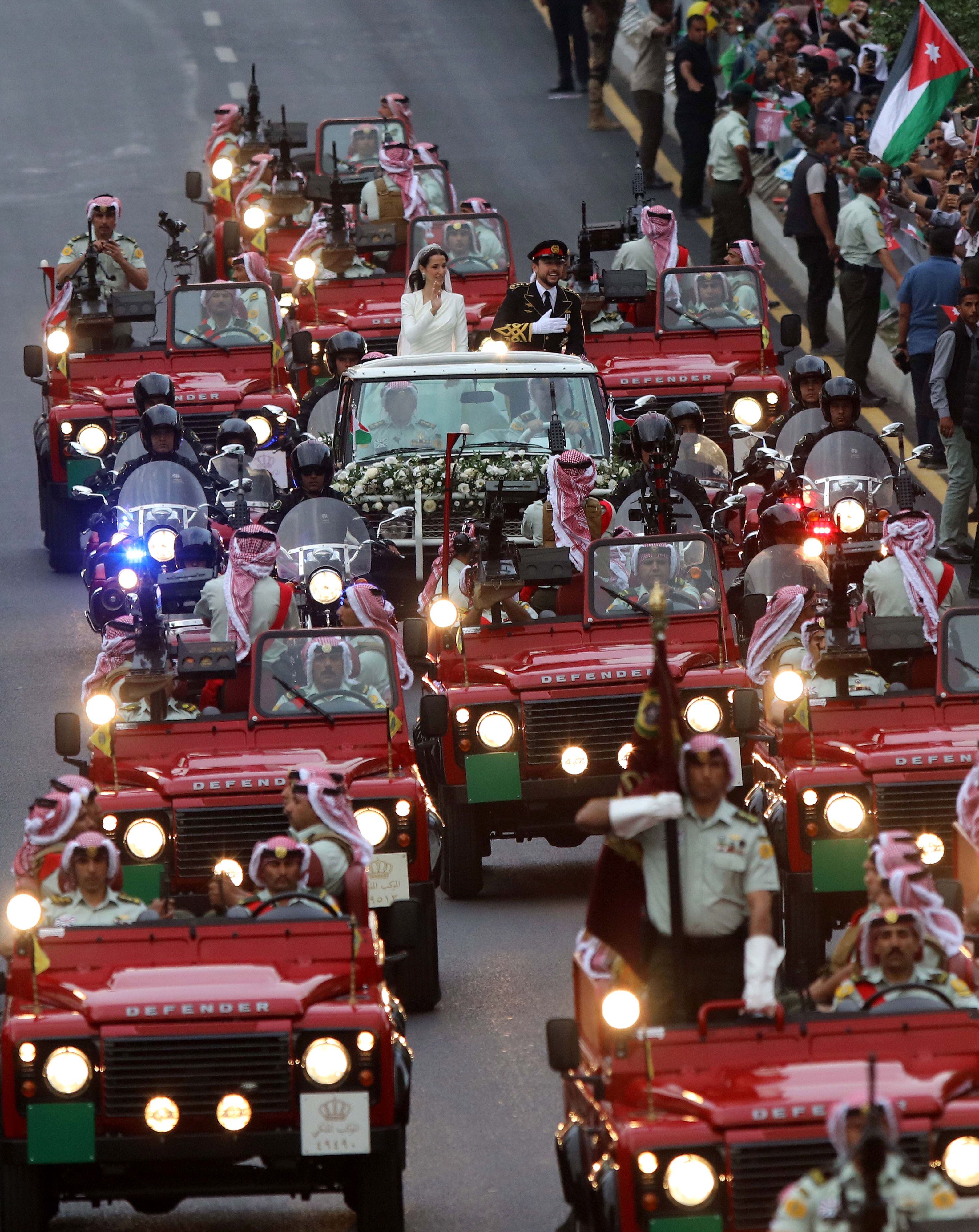 En su desfile por las calles de Amán durante el recorrido de camino al palacio de la recepción, los recién casados han sido escoltados en todo momento por motocicletas y coches con soldados armados.
