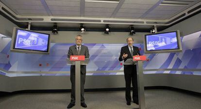 Griñán (a la izquierda) y Pérez Rubalcaba, en la sede federal del PSOE.