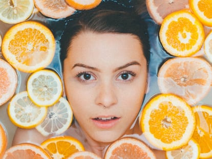 Dale a tu rostro luminosidad y poder antienvejecimiento con un sérum enriquecido con vitamina C.