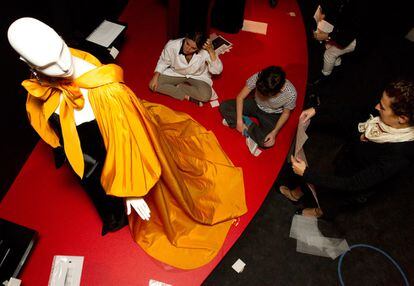 Uno de los modelos de la retrospectiva de Yves Saint Laurent. Falla amarilla de china y vestido de terciopelo de encaje negro.