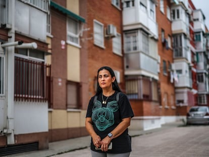 Paula Aparecida, madre del niño Leo, que ha aparecido dormido en el autobús de ruta, en su barrio de Leganés a 18 de septiembre.