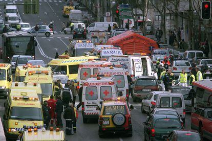 El tráfico en los alrededores de la estación de Atocha se redujo y se consiguió que las ambulancias llegaran y marcharan sin apenas dificultades. El Samur consiguió evacuar en hora y media a todos los heridos graves y trasladarlos a 13 hospitales. El que más víctimas recibió fue el Gregorio Marañón.