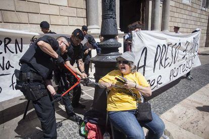 Una de les mares encadenada davant de la Generalitat.