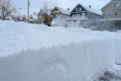 Un hombre retira la nieve de la entrada de su casa, este domingo en Búfalo, al noroeste de Nueva York.