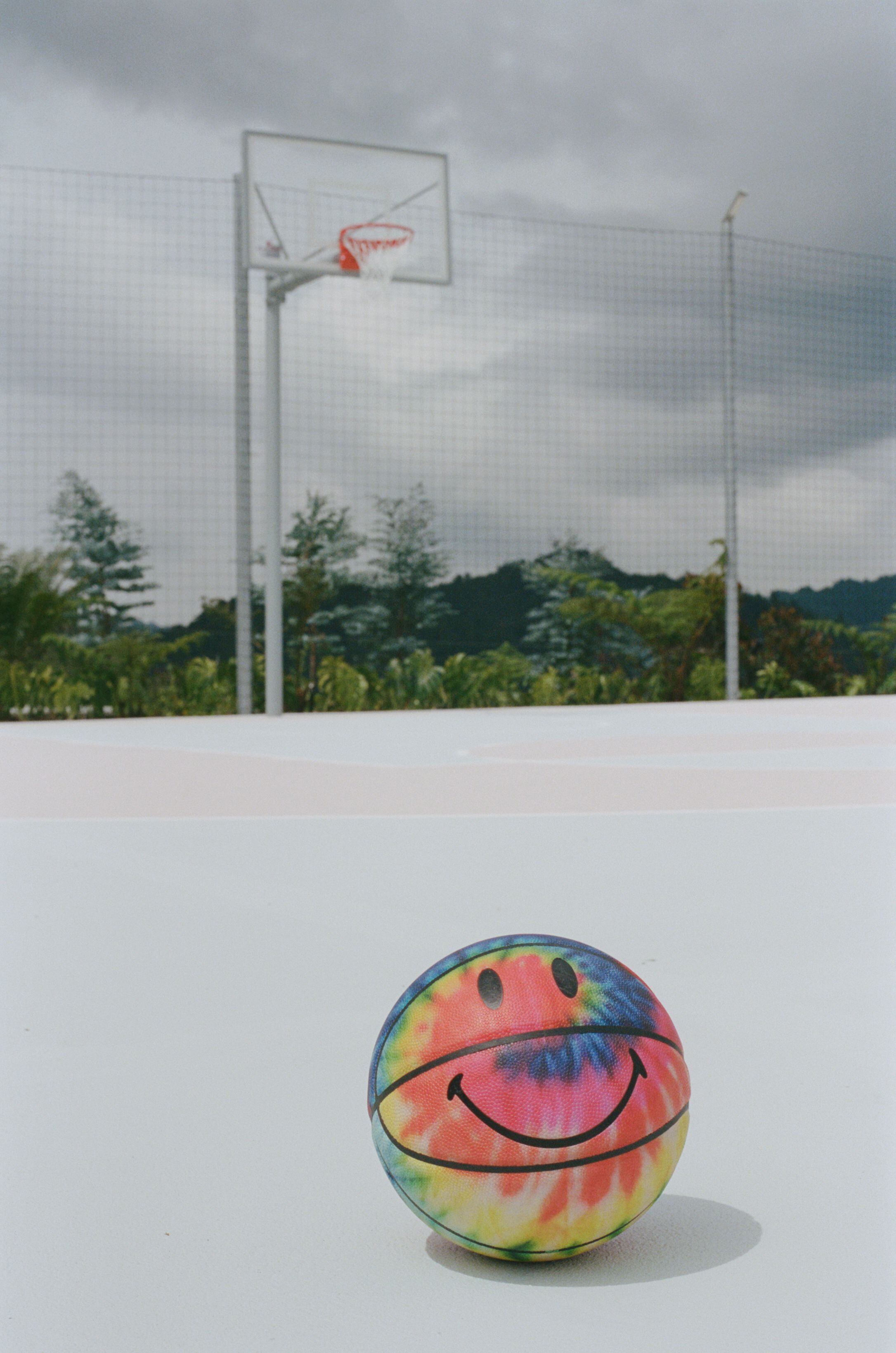 El suelo de la cancha de baloncesto está pintado en color pastel.