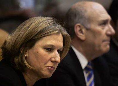 La ministra Livni, junto a Olmert, en la reunión del Gabinete que estudió en 2007 el fiasco de Líbano.