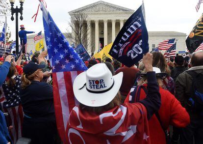 Manifestantes trumpistas, en el exterior del Tribunal Supremo en Washington, este sábado.