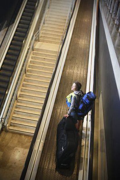 Una viajera circula por una cinta mecánica del aeropuerto de Barajas.