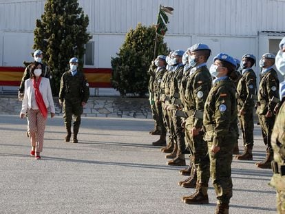 La ministra de Defensa, Margarita Robles (a la izquierda), durante una visita a las tropas españolas en la base Miguel de Cervantes, en Marjayoun (Líbano), en julio de 2021.