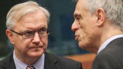El comisario de Asuntos Monetarios, Olli Rehn, y el ministro de Finanzas chipriota, Michael Sarris, el 15 de marzo de 2013 antes de la reuni&oacute;n del Eurogrupo.