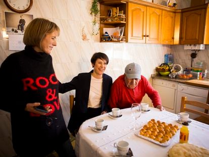La candidata del BNG a la presidencia de la Xunta, Ana Pontón, en su casa en Sarria (Lugo), este viernes junto a sus padres.
