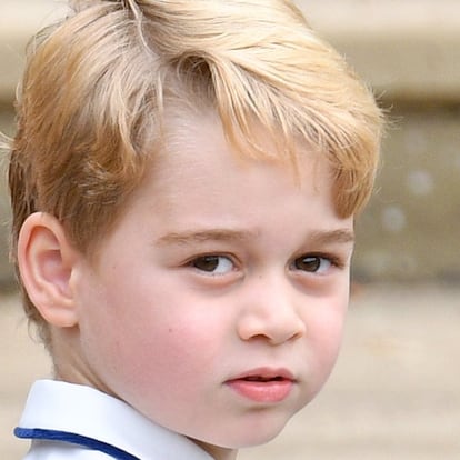 Tras el nacimiento de las más desconocidas Savannah e Isla, llegó al mundo Jorge de Cambridge (en la imagen, fotografiado el 12 de octubre en la boda de Eugenia de York y Jack Brooksbank). El pequeño, que ya ha cumplido cinco años, es hijo de Guillermo de Inglaterra y Kate Middleton, los duques de Cambridge. Se ha convertido en uno de los rostros más mediáticos y seguidos de la familia real británica. Su Alteza Real el príncipe Jorge Alejandro Luis de Windsor ocupa el tercer puesto de la línea de sucesión al trono británico, tras su abuelo, Carlos, y su padre, Guillermo, por lo que está llamado a ser, algún día, rey.