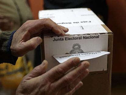 Un hombre deposita su voto durante las elecciones primarias, en Argentina.