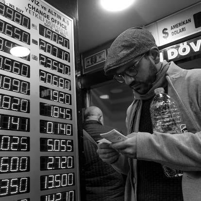 Istanbul (Turkey), 26/01/2023.- People exchange their money in an exchange office at the Tahtakale bazaar in Istanbul, Turkey, 26 January 2023. The Turkish Central Bank's President Sahap Kavcioglu stood by previous year-end annual inflation forecasts for 2023 and 2024 of 22.3 and 8.8 percent respectively as presenting a quarterly economic report. (Turquía, Estanbul) EFE/EPA/ERDEM SAHIN
