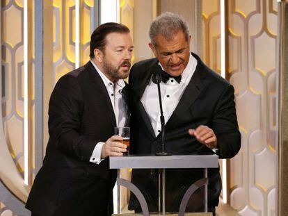 Ricky Gervais (izquierda) con Mel Gibson, en uno de los momentos más comentados de la gala.