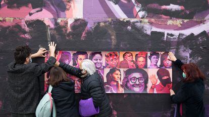 El mural feminista del distrito madrileño de Ciudad Lineal, tras amanecer destrozado el 8 de marzo de 2021 y en el que algunos vecinos cubren la obra destrozada con fotografías de las protagonistas.