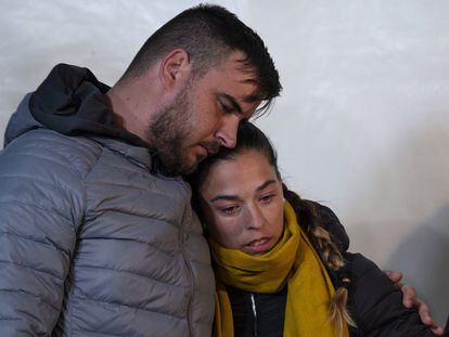 Los padres del niño Julen Rosell, durante la vigilia celebrada la noche en la que se halló el cadáver del menor, el 13 de enero de 2019, en Totalán (Málaga).