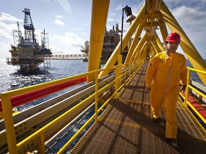 Un trabajador de Pemex en una plataforma petrolera en el golfo de México.