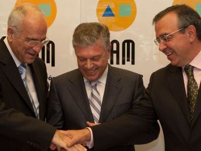 Vicente Sala y Modesto Crespo, antiguo y nuevo presidente de CAM, y Roberto L&oacute;pez, director general de Caja de Ahorros del Mediterr&aacute;neo.