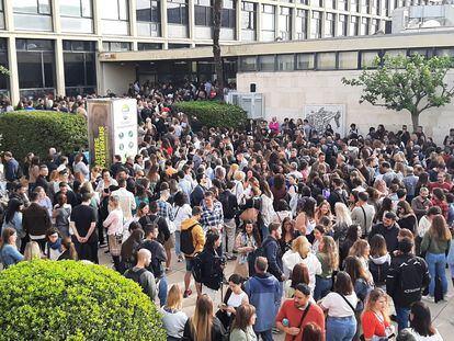 La entrada a la facultad de Economía de Barcelona, con aspirantes a ser funcionarios de la Generalitat.