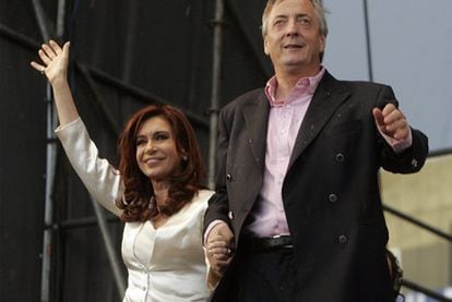 Cristina Fernández junto a su marido, Néstor Kirchner, durante el cierre de la campaña electoral en La Matanza, en 2007.