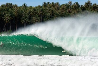 El largo tubo con forma de almendra de Lagundri Bay, en la isla de Nias, es una de las grandes joyas que ofrece Indonesia, paraíso surfista. Alicientes aledaños no faltan: poco braceo, vientos ligeros y cómodo alojamiento en la misma playa. A cambio, la perfección en forma de ola exige soportar calor, humedad, multitudes y riesgo de malaria.